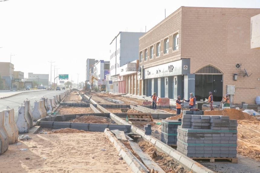 صور.. إنجاز 52% من مشروع تطوير امتداد طريق الملك عبد العزيز بسكاكا