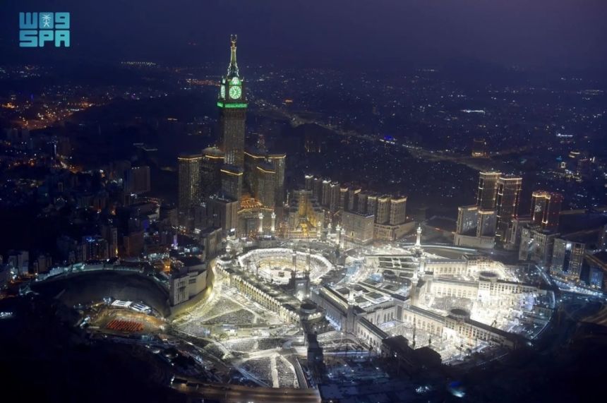 بالصور.. أجواء روحانية للمعتمرين والمصلين في المسجد الحرام
