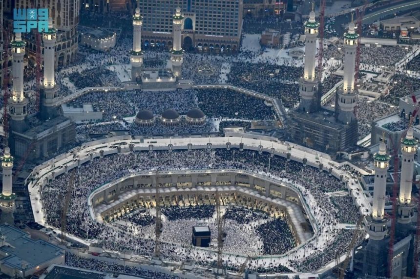 بالصور.. أجواء روحانية للمعتمرين والمصلين في المسجد الحرام