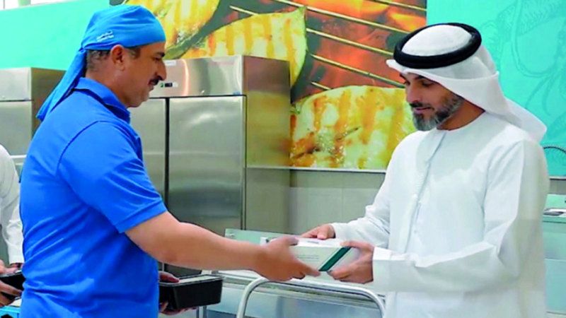 الامارات | «الشارقة لإدارة الأصول» توزع 300 وجبة إفطار صائم في أسواق الجبيل