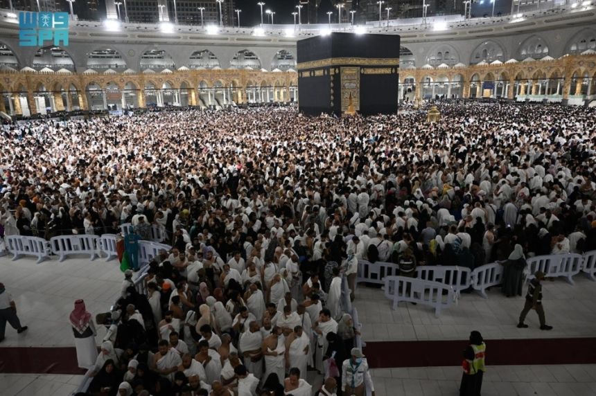 وسط أجواءٍ روحانية.. ليلة 25 من رمضان تشهد كثافة المصلين والمعتمرين بالمسجد الحرام