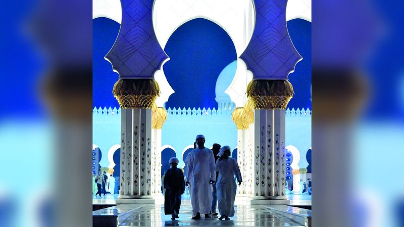الامارات | خطوات عائلية إلى المسجد