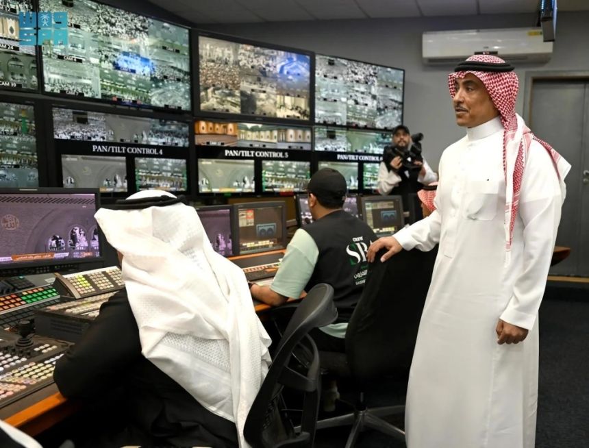 وزير الإعلام يتابع سير العمل في مقرات الإذاعة والتليفزيون بالمسجد الحرام