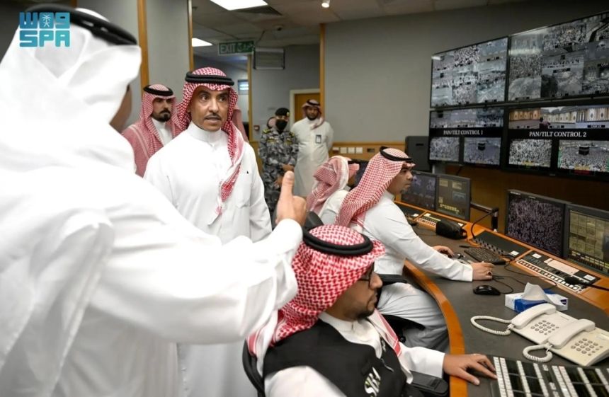 وزير الإعلام يتابع سير العمل في مقرات الإذاعة والتليفزيون بالمسجد الحرام