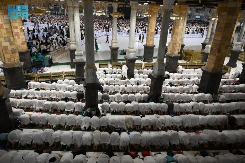 وسط أجواءٍ روحانية.. ليلة 25 من رمضان تشهد كثافة المصلين والمعتمرين بالمسجد الحرام
