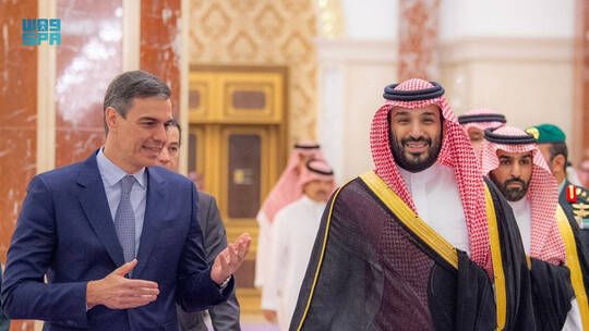 الخليج اليوم .. السعودية.. تحية رئيس الوزراء الإسباني للأمير محمد بن سلمان تثير تفاعلا كبيرا (صورة)