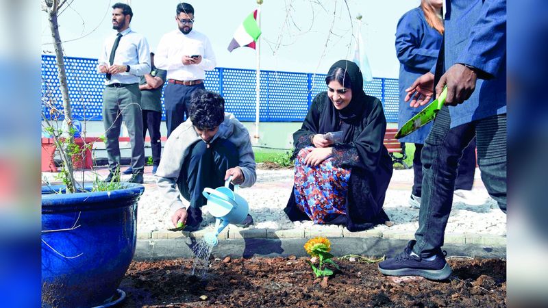 الامارات | «مطارات دبي» تزرع دوار الشمس و«الأمل».. للتوعية بالتوحد