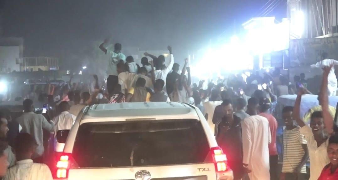 شاهد بالصور والفيديو .. البرهان يفطر في الشارع في عطبرة ومواكب عفوية ترحب به