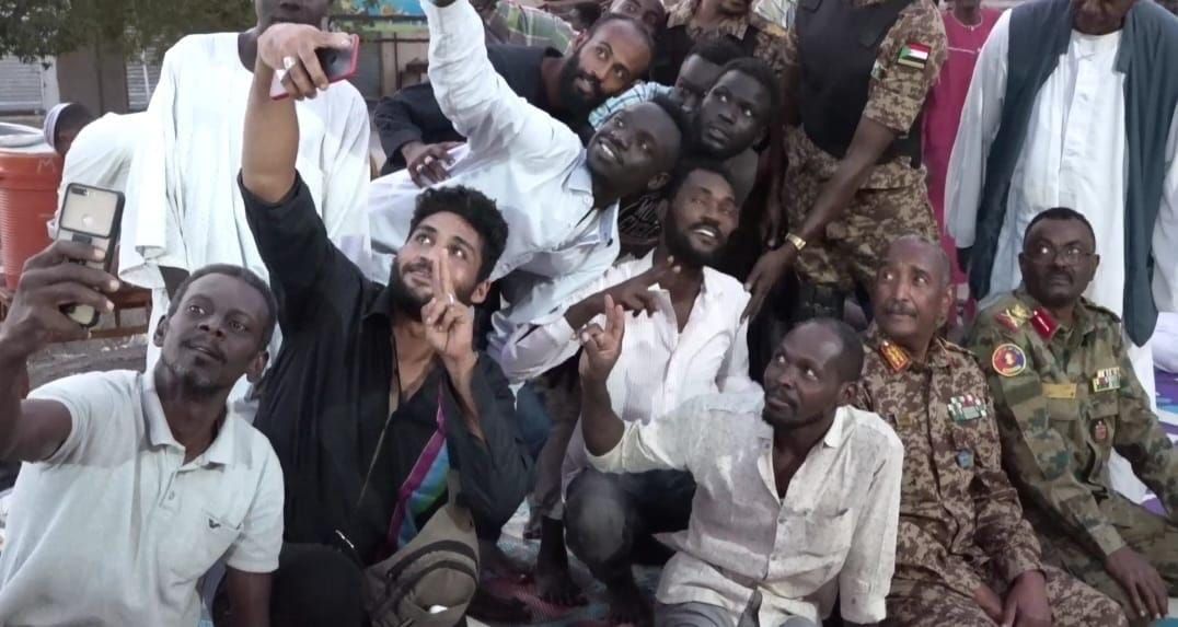 شاهد بالصور والفيديو .. البرهان يفطر في الشارع في عطبرة ومواكب عفوية ترحب به