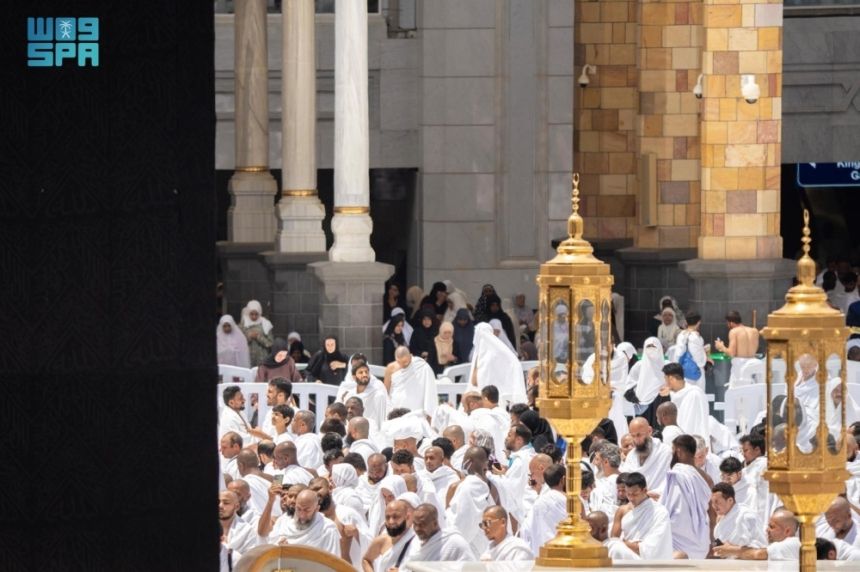 صور.. أجواء روحانية فريدة في آخر صلاة جمعة لرمضان بالمسجد الحرام