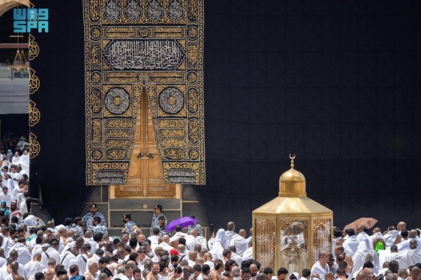 صور.. أجواء روحانية فريدة في آخر صلاة جمعة لرمضان بالمسجد الحرام