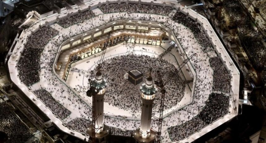 ليلة الـ27 من رمضان .. جموع المصلين يصلون العشاء والتراويح في المسجد الحرام