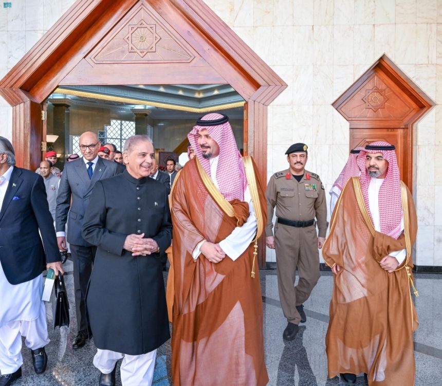وصول رئيس وزراء باكستان إلى المدينة المنورة