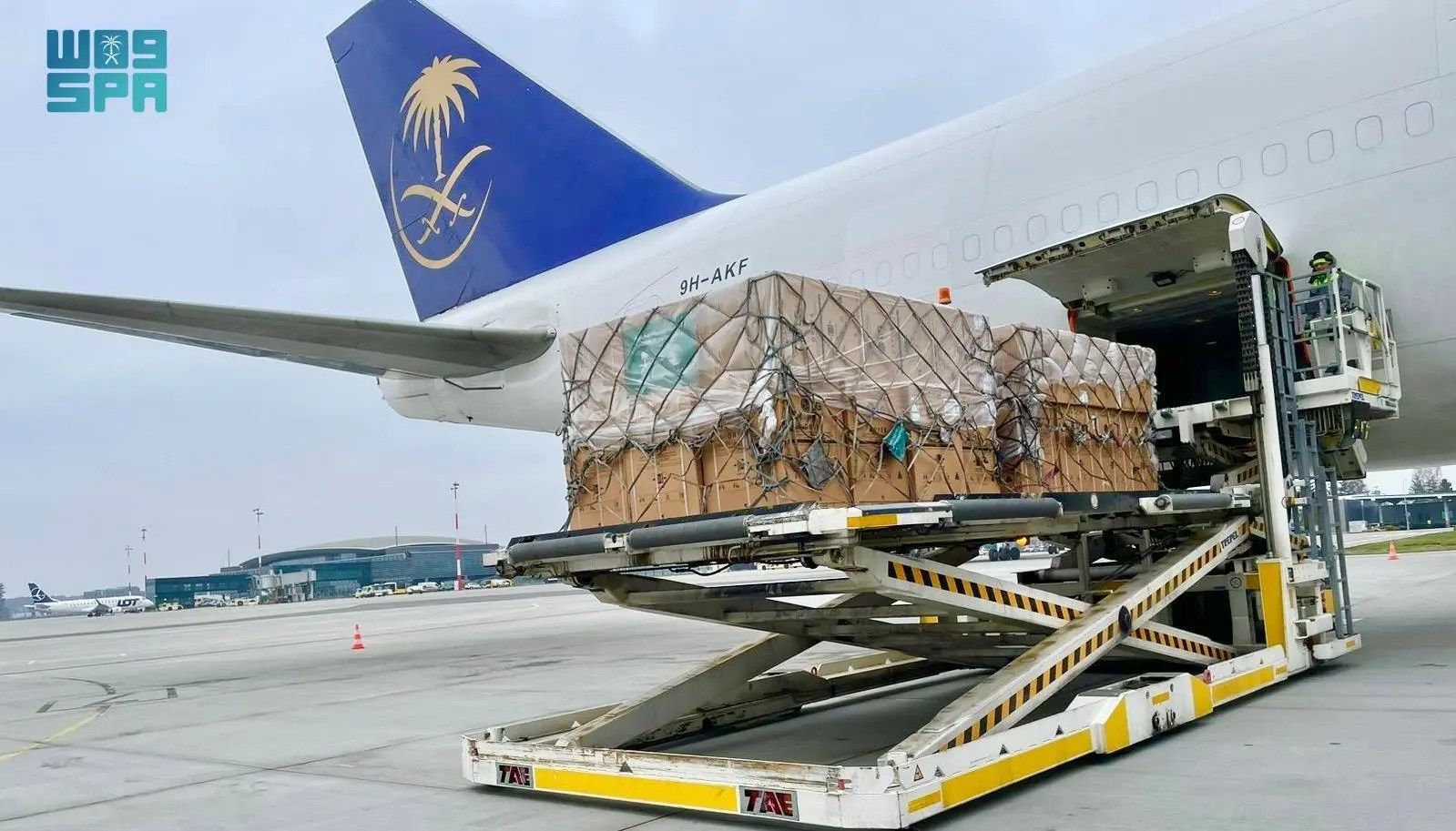 السعودية | وصول الطائرة السعودية الـ 19 لإغاثة الشعب الأوكراني