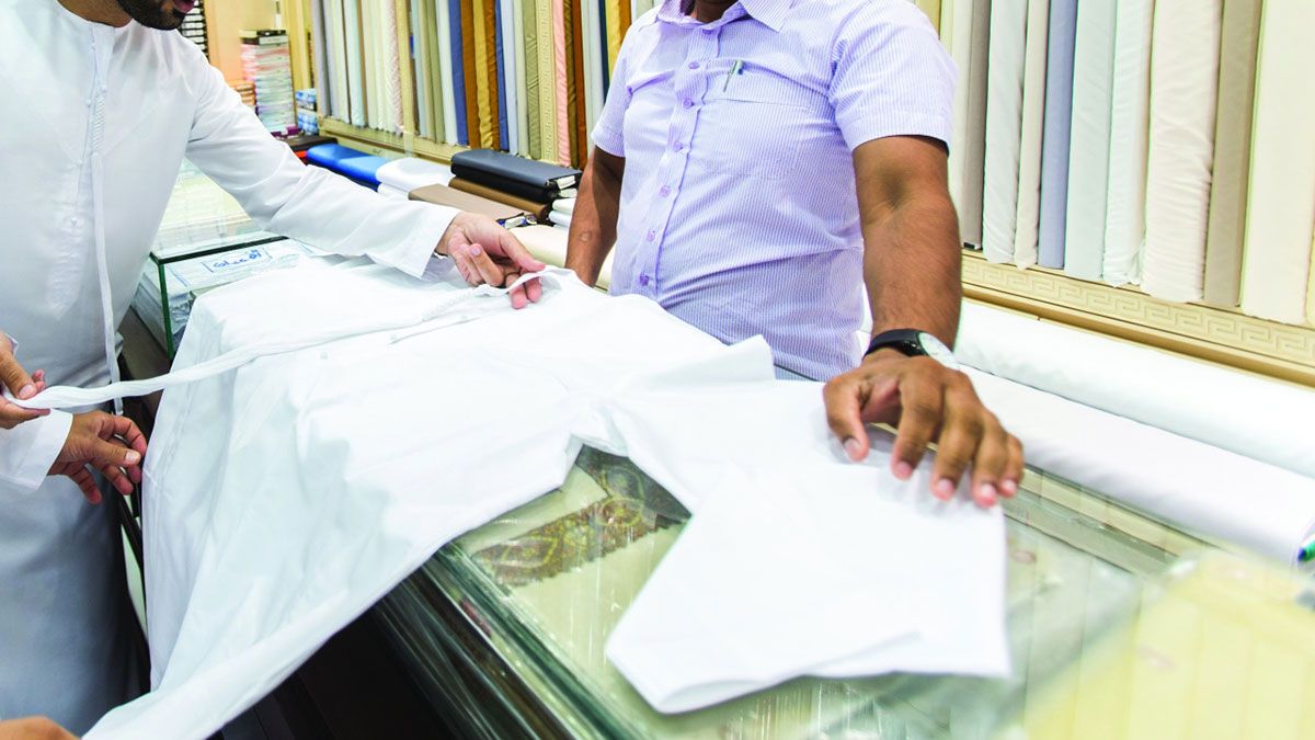 الامارات | متعاملون: محال خياطة ترفع أسعار تفصيل «كنادير العيد» بنسب تصل إلى 20%