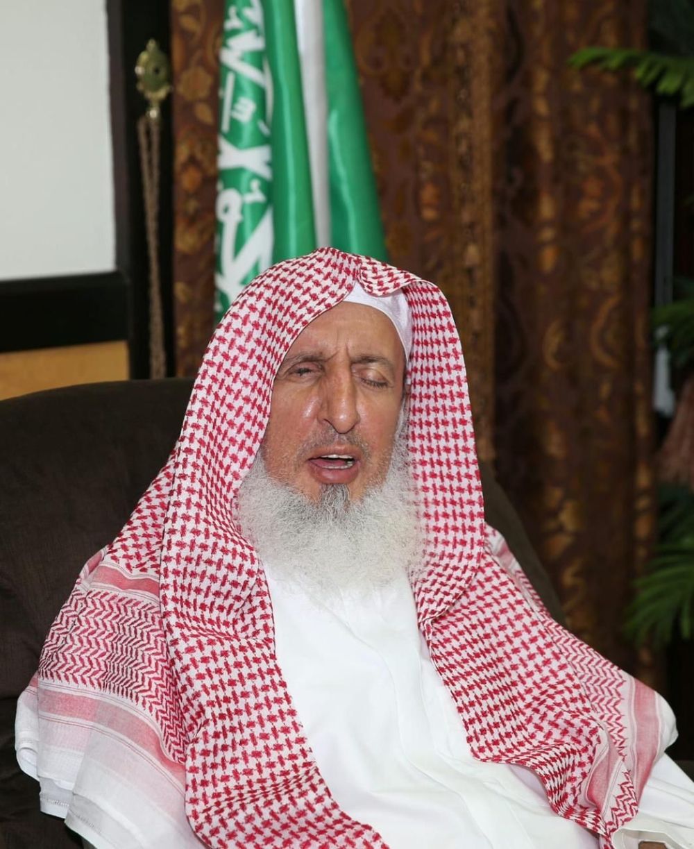 مفتي المملكة: إخراج صدقة الفطر نقودًا لا يجزئ