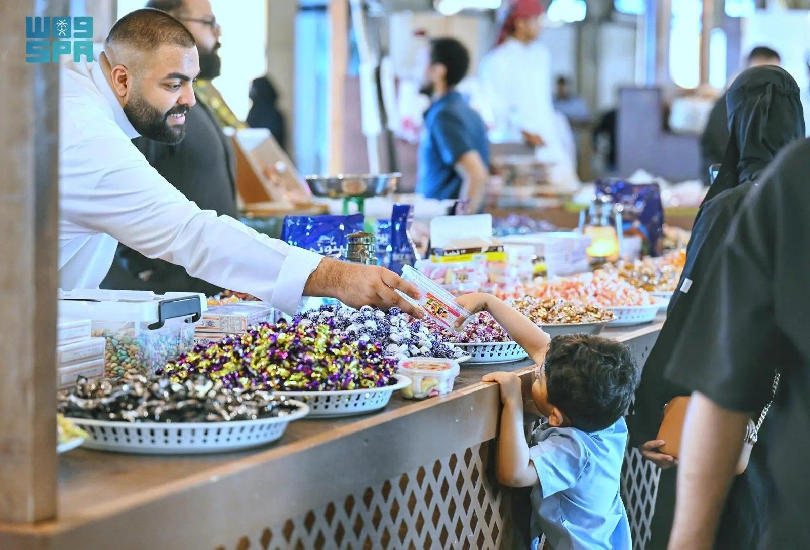 السعودية | أسواق جدة تشهد إقبالًا كبيرًا على شراء حلوى العيد