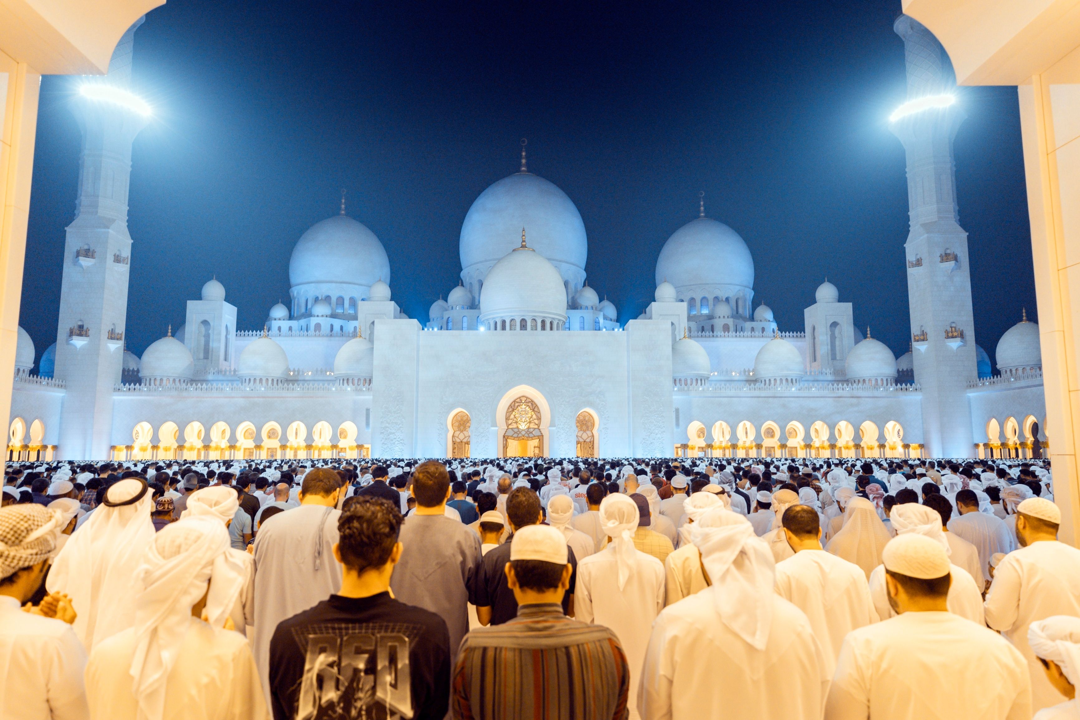 الامارات | أكثر من 70 ألف مصل أحيوا ليلة 27 رمضان في جامع الشيخ زايد بأبوظبي
