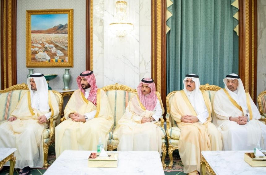 ولي العهد يبحث التطورات الإقليمية والدولية مع رئيس وزراء باكستان