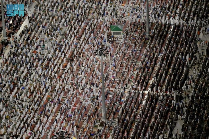 3300 متطوّع.. 28 جهة تقدم خدمات ليلة الـ 29 من رمضان بالمسجد النبوي
