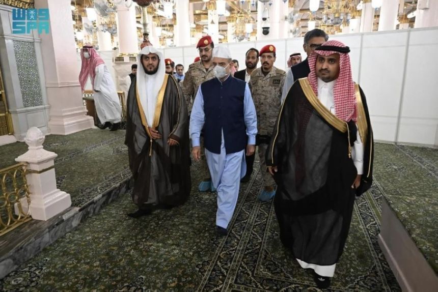 رئيس وزراء باكستان يزور المسجد النبوي ويؤدي الصلاة فيه