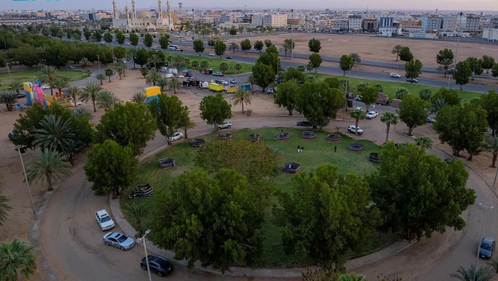 أجواء ربيعية ..أهالي تبوك يفطرون أواخر رمضان في المتنزهات