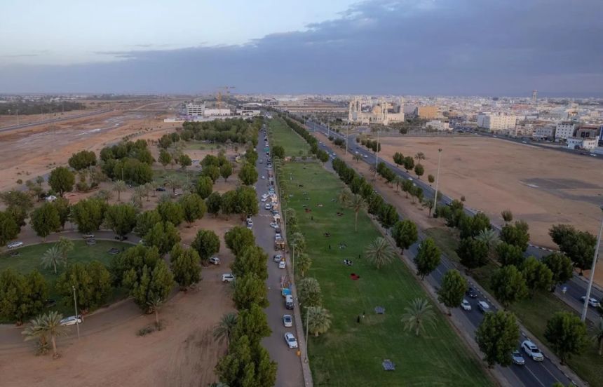 أجواء ربيعية ..أهالي تبوك يفطرون أواخر رمضان في المتنزهات