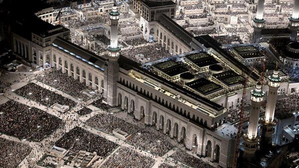 الحرم المكي.. في أخر الليالي الوترية يختم المصلين القرآن (شاهد الصور)