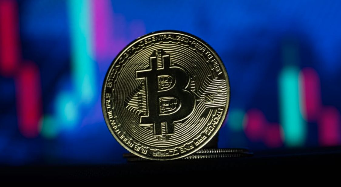 ما هي أبرز العوامل والأسباب التي تقف وراء تسجيل البيتكوين لأعلى مستوى له في 4 أسابيع؟