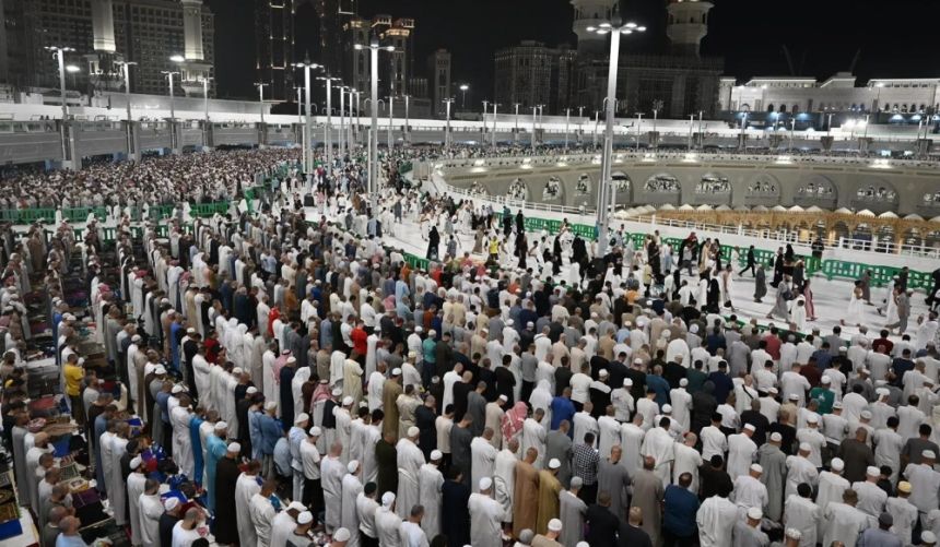 ليلة الـ29.. أكثر من مليونين ونصف من ضيوف الرحمن يشهدون ختم القرآن الكريم بالمسجد الحرام