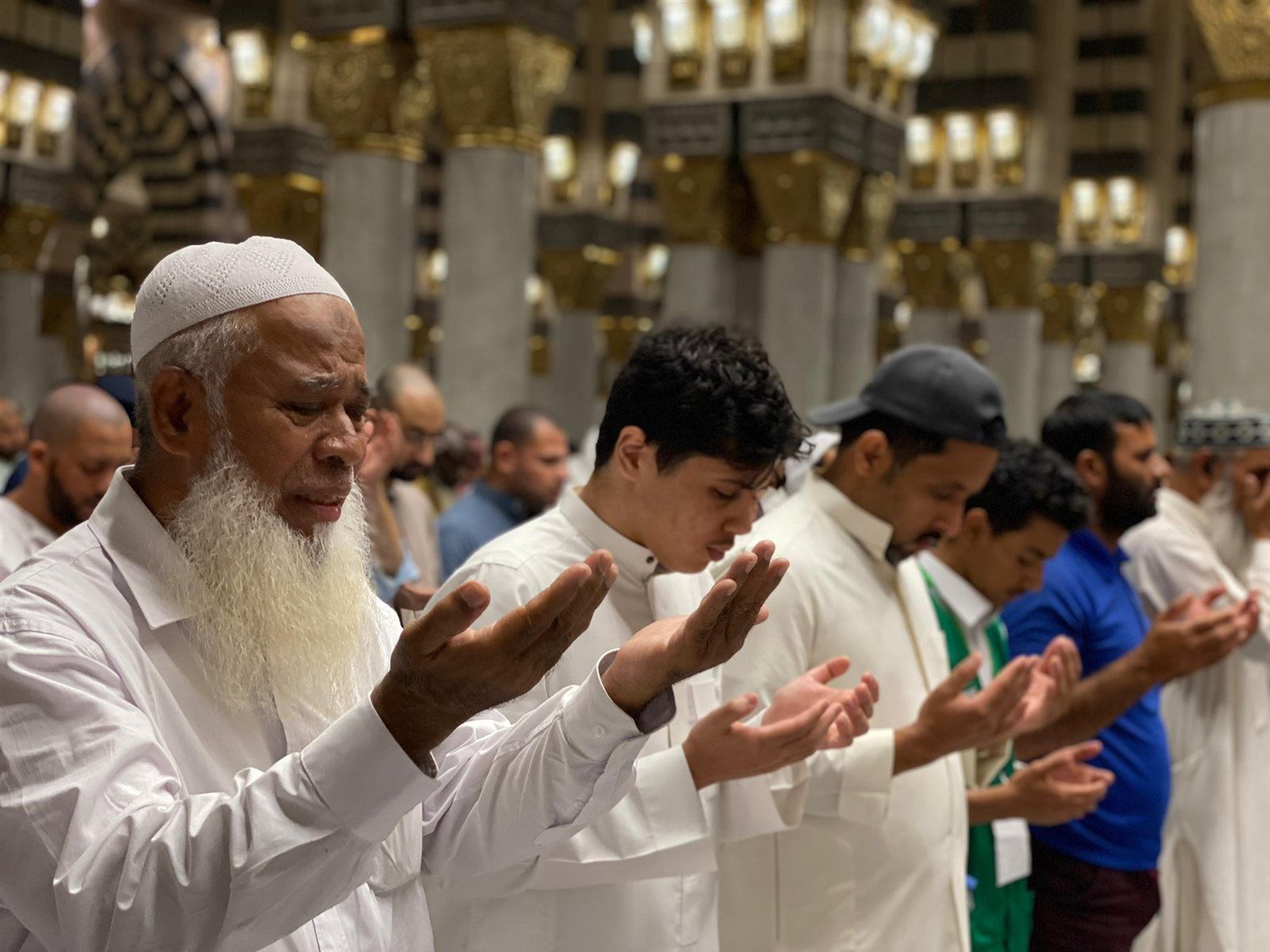 الحرم المكي.. في أخر الليالي الوترية يختم المصلين القرآن (شاهد الصور)