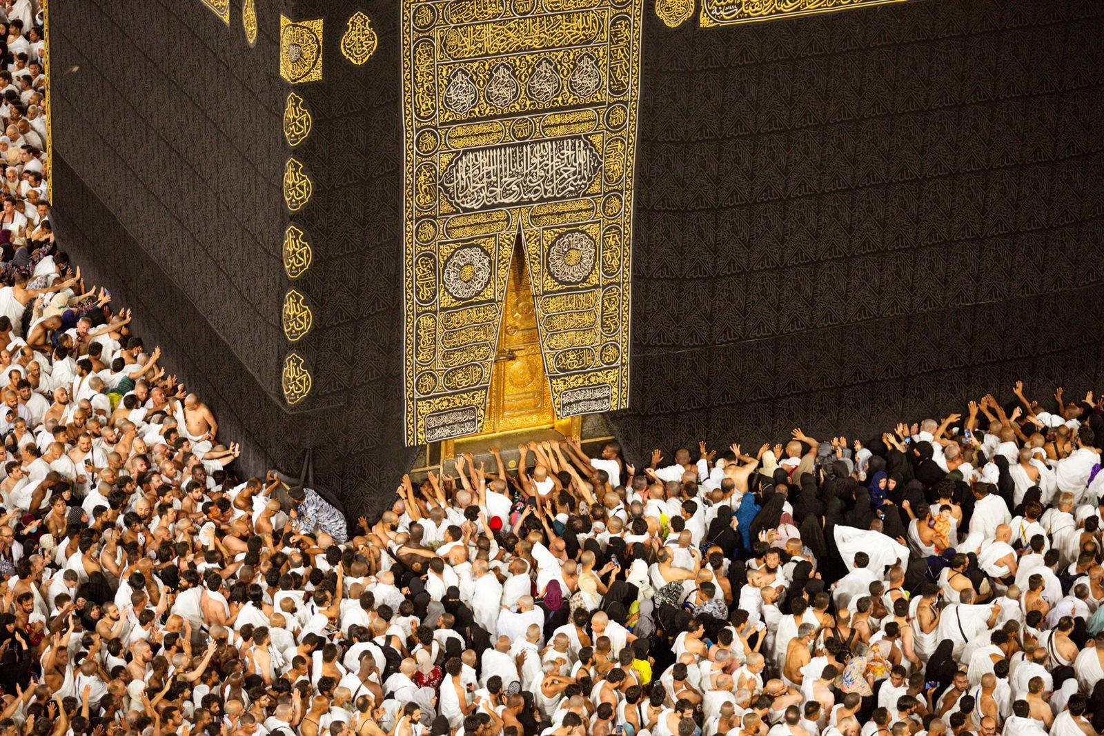 الحرم المكي.. في أخر الليالي الوترية يختم المصلين القرآن (شاهد الصور)