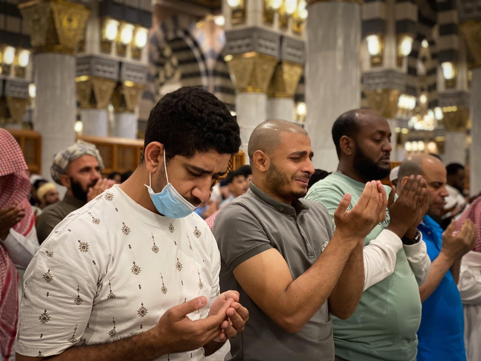 الحرم المكي.. في أخر الليالي الوترية يختم المصلين القرآن (شاهد الصور)