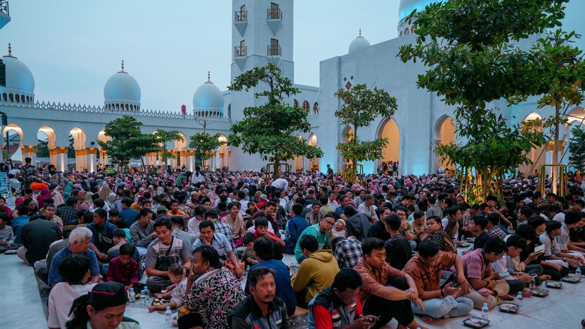 الامارات | رفع وجبات إفطار الصائم لزوار مسجد الشيخ زايد في إندونيسيا إلى 12 ألفاً يومياً