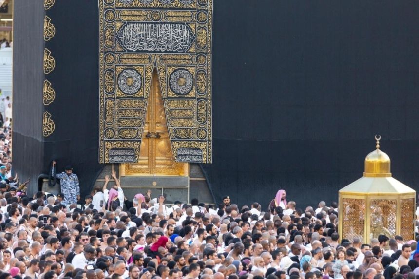 "السديس" يُعلن نجاح خطة شهر رمضان بالحرمين الشريفين