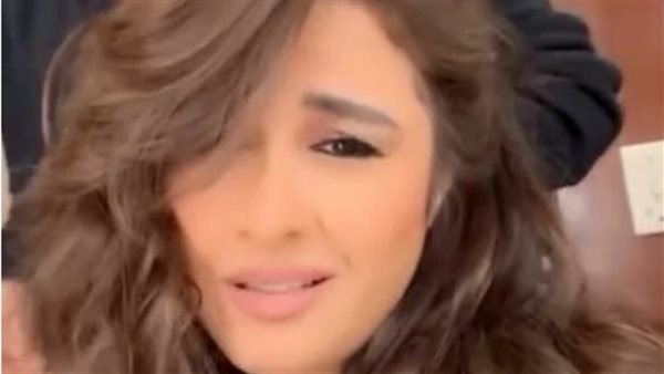 ياسمين عبد العزيز ترتدي بدلة رقص.. اختياراتي مدمرة حياتي