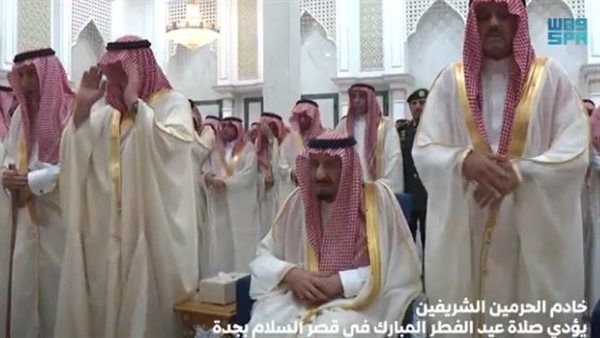 خادم الحرمين يؤدي صلاة العيد على كرسي متحرك ..فيديو