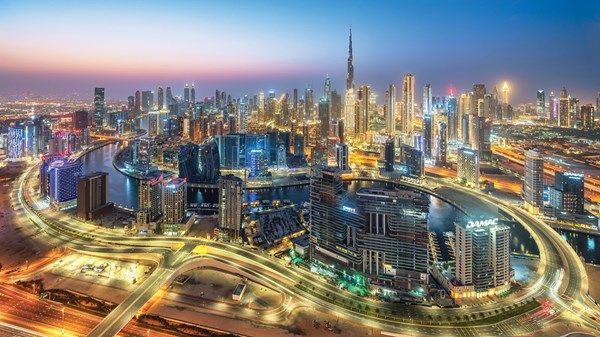 «شرطة دبي»: تكثيف الدوريات على الطرق وفي الأسواق
