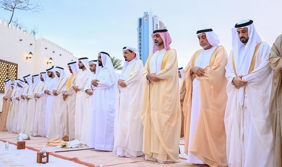 الامارات | حاكم عجمان يؤدي صلاة العيد في مسجد قصر الزاهر .. ويستقبل المهنئين