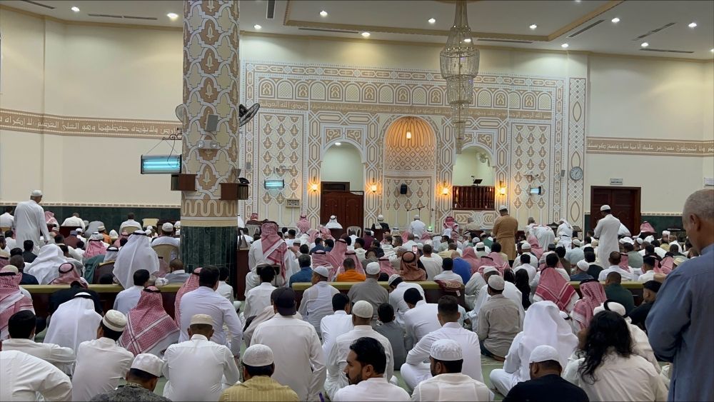 المسلمون يؤدون صلاة العيد  في مختلف أنحاء المملكة