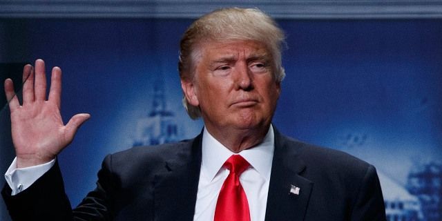 مفاجآت ترامب لا تنتهي، رحب به نزلاء مطعم فكافأهم بهذه الطريقة – فيديو