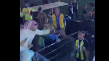 الخليج اليوم .. فيديو لحمدالله.. مشجع يضرب مهاجم اتحاد جدة بالسوط