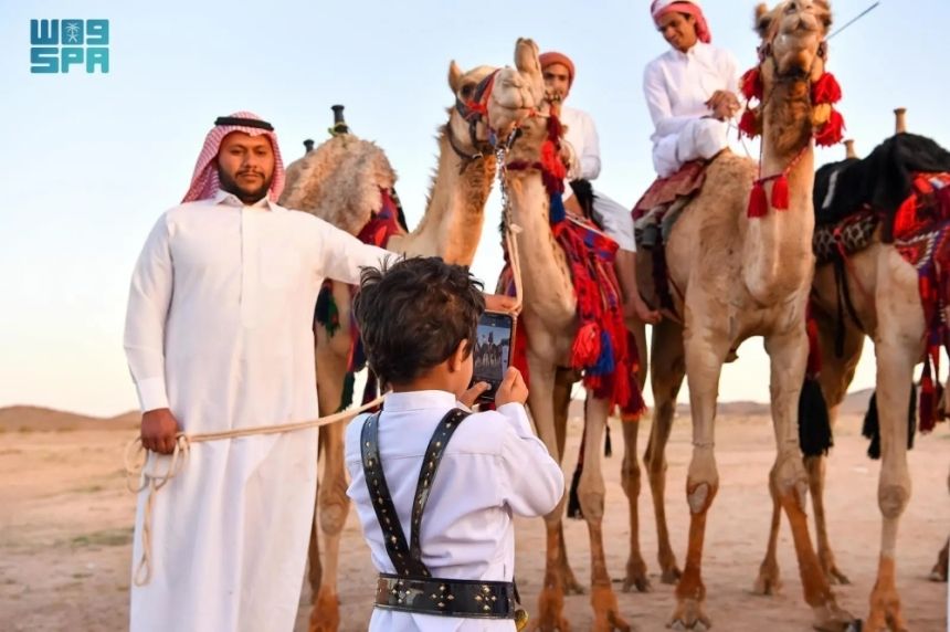 احتفالًا بالعيد.. مسيرة الهجانة تنشر البهجة بين أهالي تبوك