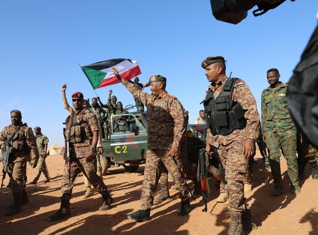 البرهان يتفقد متحركات وادى سيدنا ويتعهد بدعم الخدمات في الخرطوم – صور