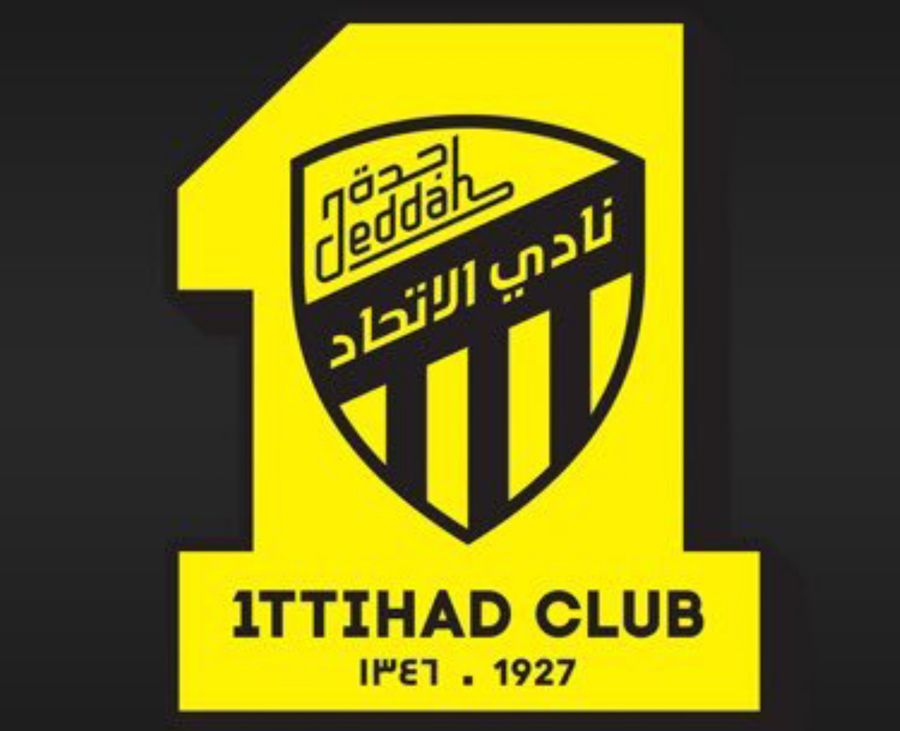 شاهد.. فيديو لمشجع يضرب مهاجم الاتحاد السعودي بالسوط يثير جدلاً واسعاً