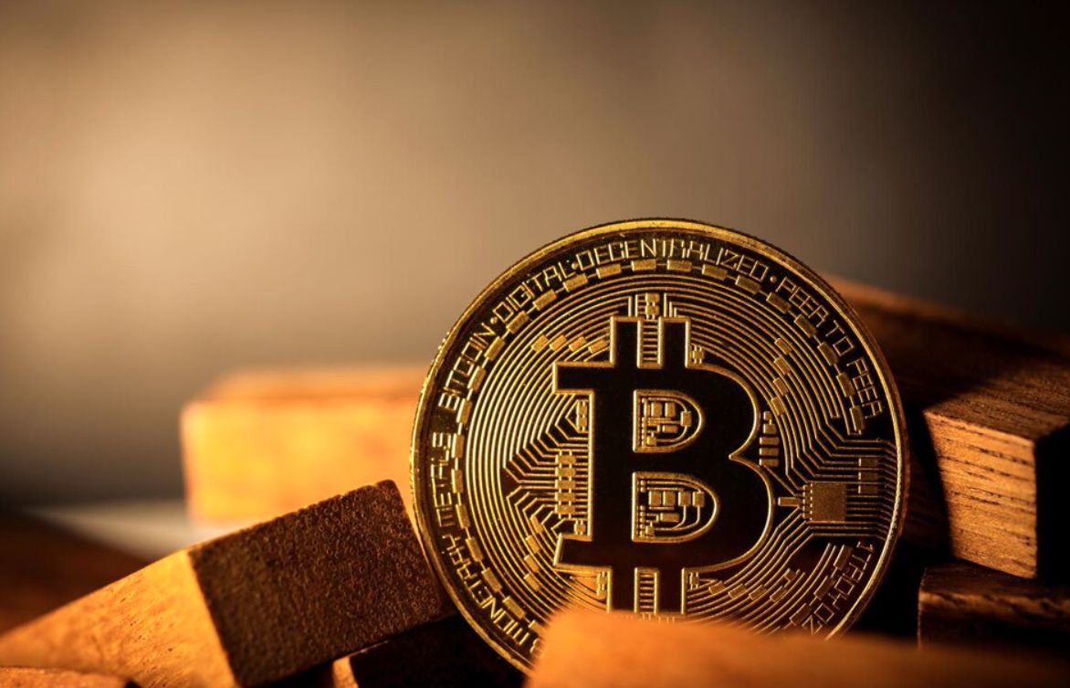 سوق الكريبتو يفقد أكثر من 400 مليار وسعر البيتكوين ينزف ويهبط لمستوى 64 ألف دولار
