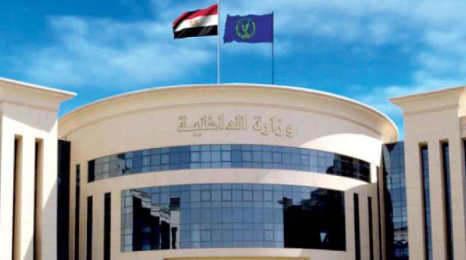 الامارات | ظهر في شريط فيديو يبتزَّ سائحاً.. فصل أمين شرطة أساء لمصر !