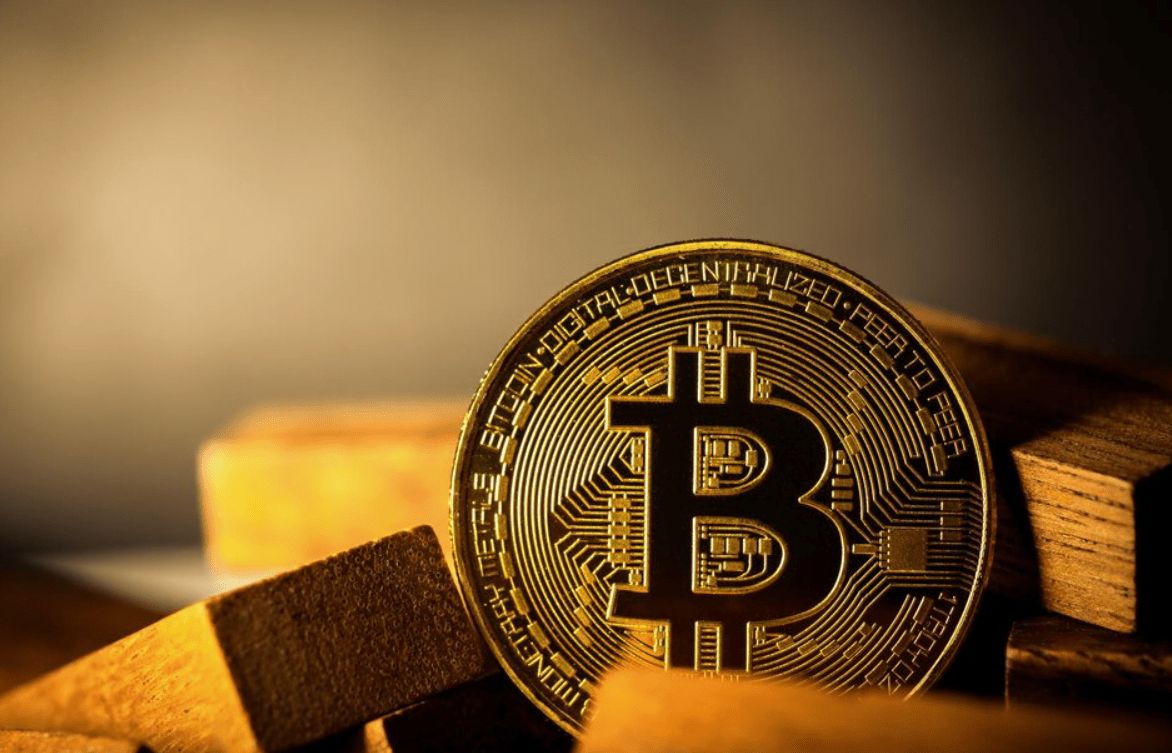 سوق الكريبتو يفقد أكثر من 400 مليار وسعر البيتكوين ينزف ويهبط لمستوى 64 ألف دولار