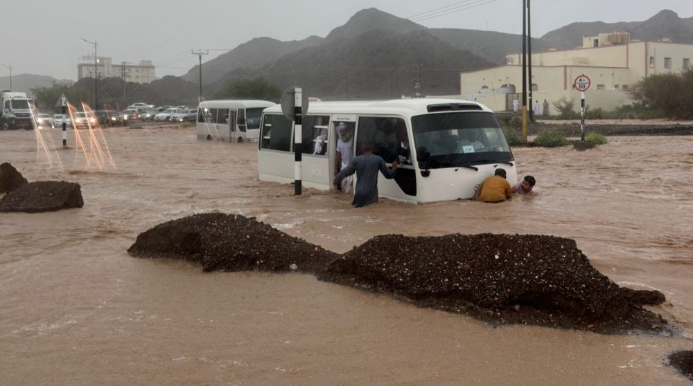 منخفض المطير.. تعليق الدراسة الحضورية بعدة محافظات في عُمان