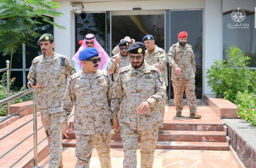 قائد القوات المشتركة ينقل لمنسوبي القوات المسلحة في الحد الجنوبي تهنئة وزير الدفاع بعيد الفطر‬⁩